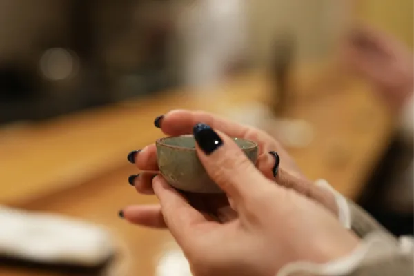 お猪口と女性の手