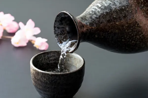 日本酒が注がれているお猪口