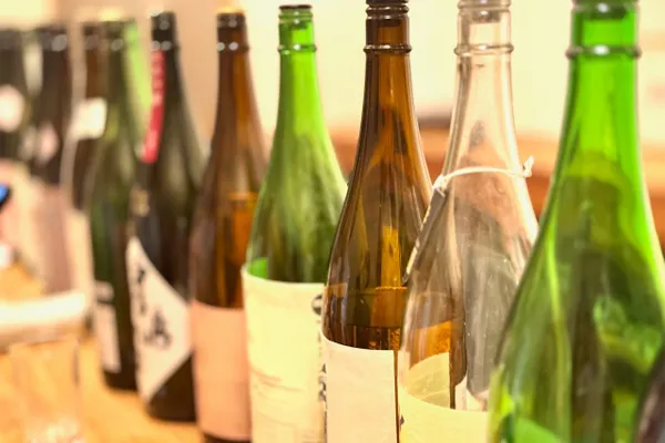 日本酒の瓶が並んでいる