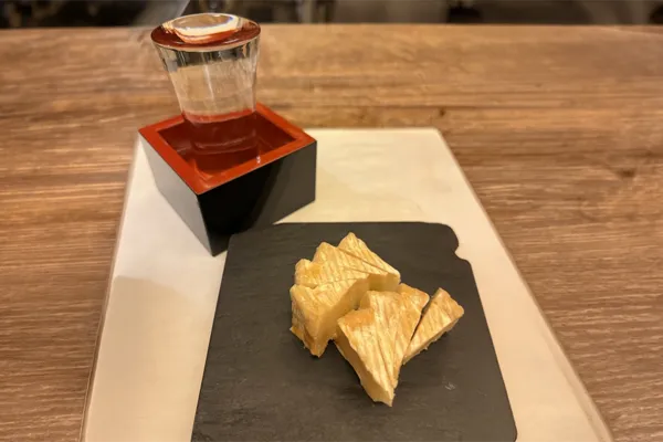 日本酒で接待中の中年男性