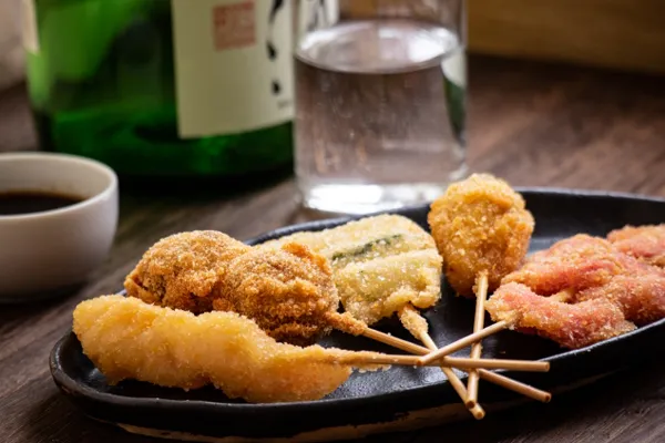 日本酒の瓶が並んでいる